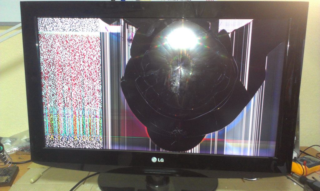 За сколько продать телевизор. Разбитые телевизоры. Разбитый монитор LG. Монитор телевизор LG. Поврежденная матрица на телевизоре.